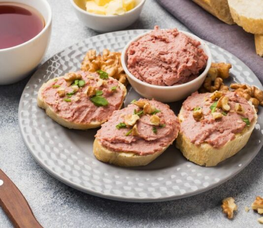 Recept na chutnou a zdravou veganskou pomazánku z červených fazolí a vlašských ořechů